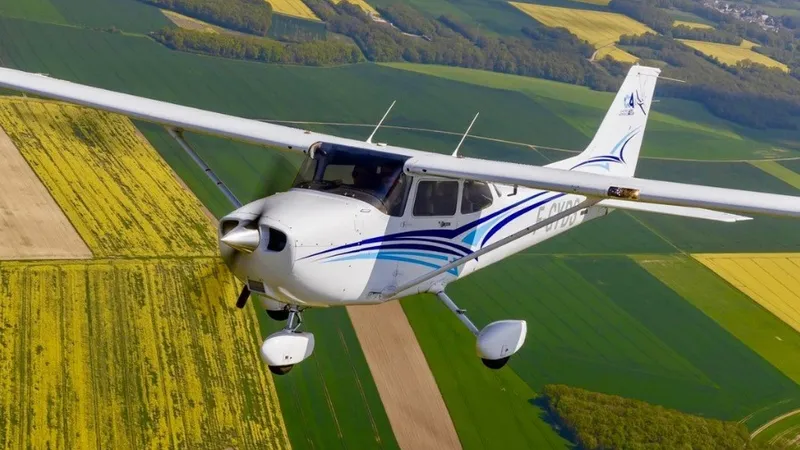 Самолет с туристами упал во Франции