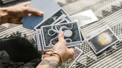 карты таро в руках, фото - Новости Zakon.kz от 27.06.2025 17:37