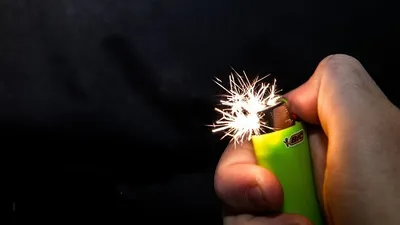 зажигалка в руке, фото - Новости Zakon.kz от 27.06.2025 14:29