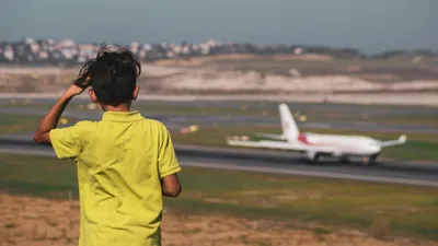 Аэропорт, самолет, ребенок, фото - Новости Zakon.kz от 29.06.2025 02:59