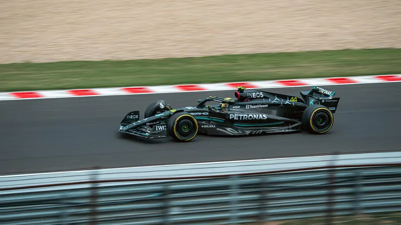 Гонку "Формулы-2" остановили после страшной аварии