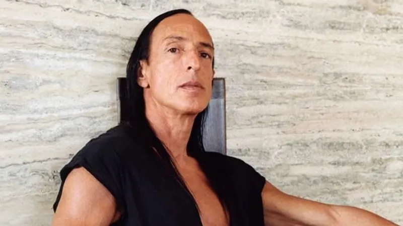 Пожилой модельер решил продавать снимки своих ног на OnlyFans