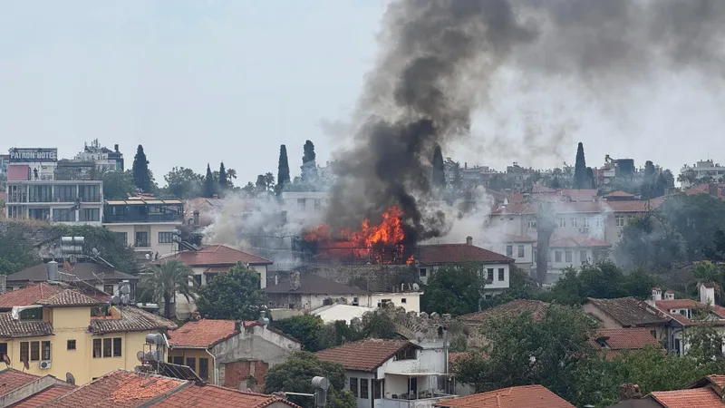 В центре Антальи горит гостиница: пожар охватил уже несколько зданий