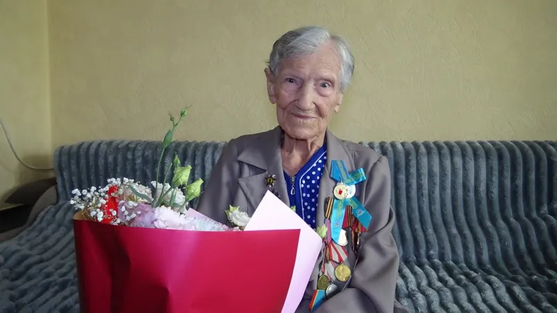 Алматинка отметила вековой юбилей: ветерана войны поздравили военнослужащие