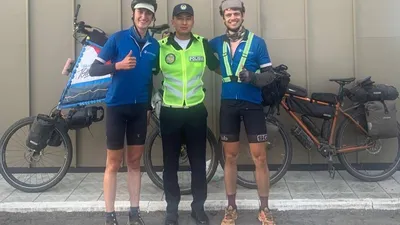 велосипедисты из Германии и полицейский , фото - Новости Zakon.kz от 30.06.2025 13:10