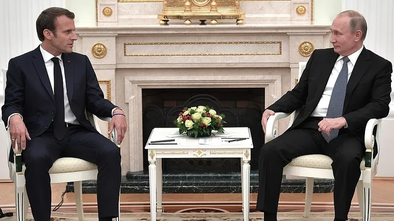 Путин и Макрон впервые почти за три года поговорили по телефону
