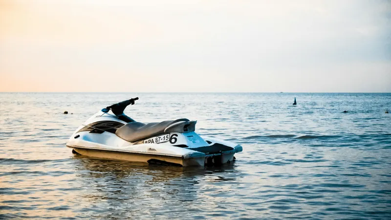 Катер сбил туристку на гидроцикле во время отдыха в Европе