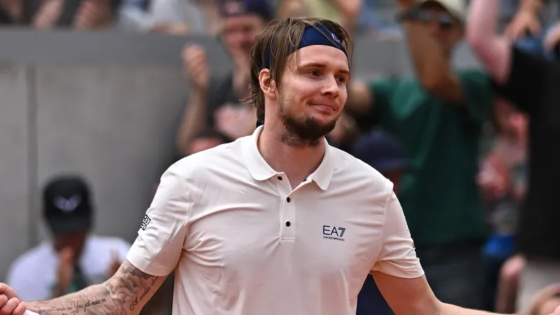 Бублик проиграл 55-й ракетке мира на старте "Уимблдона-2025"