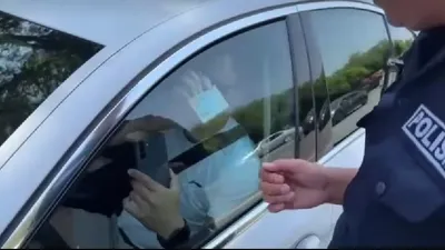 полицейский Алматы и водитель-нарушитель, фото - Новости Zakon.kz от 01.07.2025 12:49