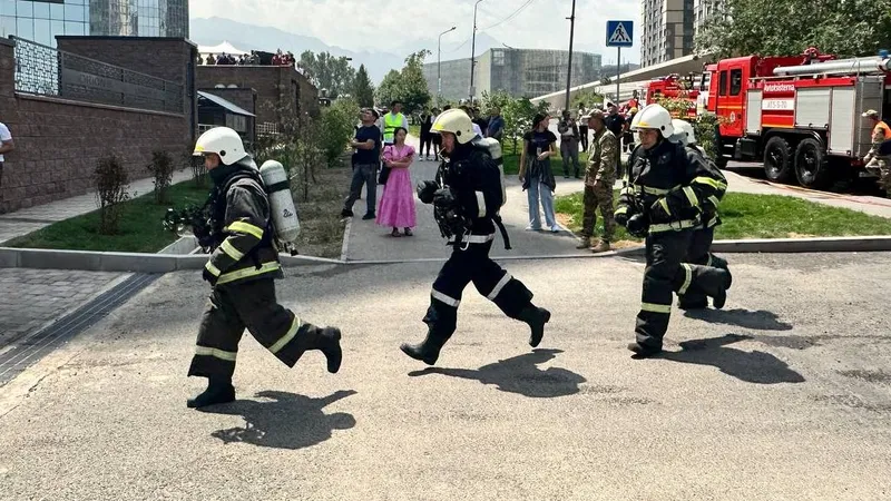 Авиация, спецтехника и иностранные спасатели: в Алматы учились тушить пожар в многоэтажке