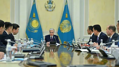 президент Казахстана Касым-Жомарт Токаев и госслужащие, фото - Новости Zakon.kz от 02.07.2025 12:52