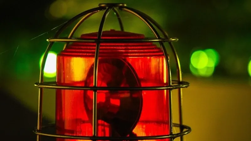 Бетонная плита насмерть задавила ребенка во дворе дома в России