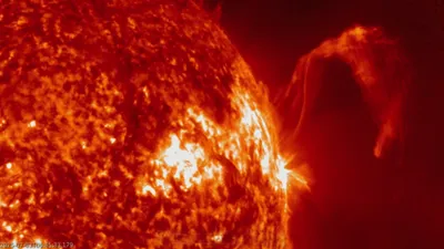 Ученые показали новые выбросы гигантских протуберанцев с Солнца, фото - Новости Zakon.kz от 03.07.2025 20:16