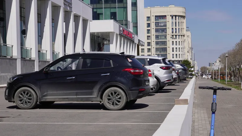 80-летняя автоледи ловит на себе удивленные взгляды казахстанцев