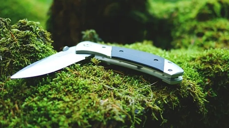 Еще одно нападение: мужчина порезал людей около торгового центра в Финляндии