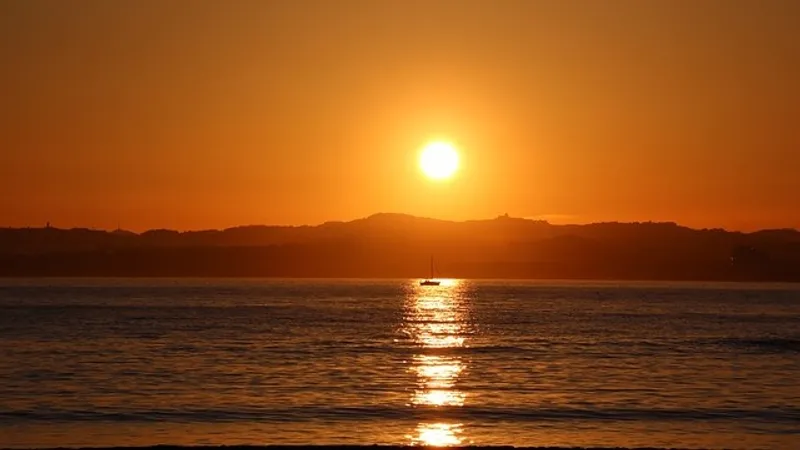 Жара до +46, пыльная буря и ливень: в каких областях РК объявили штормовое предупреждение