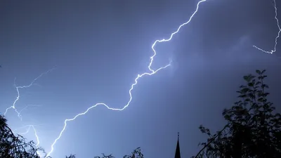 Молния через телефон ударила девушку из США, фото - Новости Zakon.kz от 04.07.2025 03:30