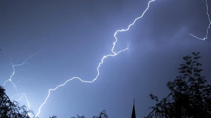 Молния ударила американку через зарядку для телефона