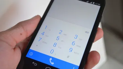 телефон с набором номера в руке, фото - Новости Zakon.kz от 04.07.2025 16:31