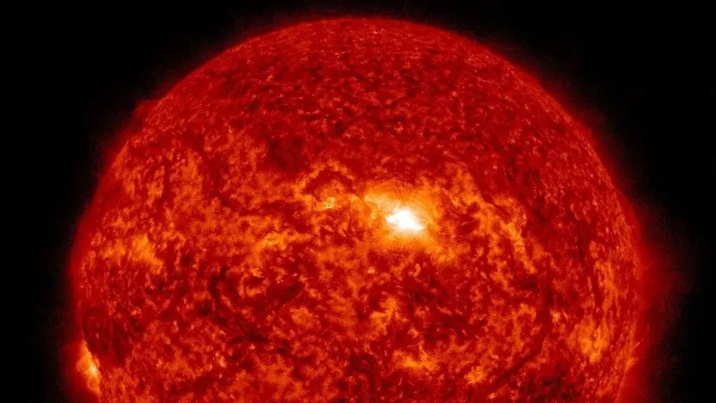 Солнце разбушевалось: 6 выбросов раскаленной плазмы за неделю зафиксировали ученые