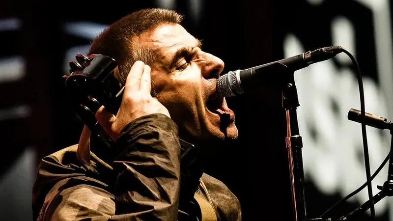 Группа Oasis вышла на сцену спустя 16 лет и посвятила песню погибшему футболисту "Ливерпуля" Жоте