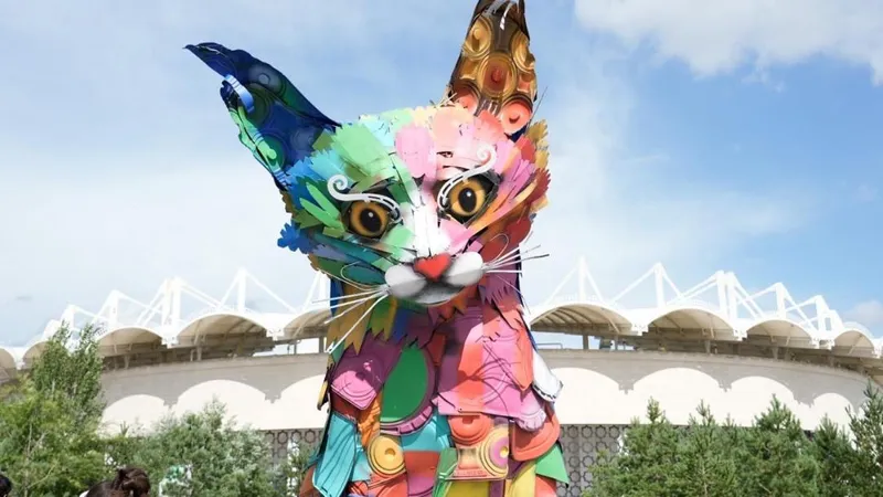 Гигантский кот из пластика появился в центральном парке Астаны