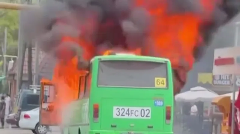 Пассажирский автобус вспыхнул в Алматы во время движения