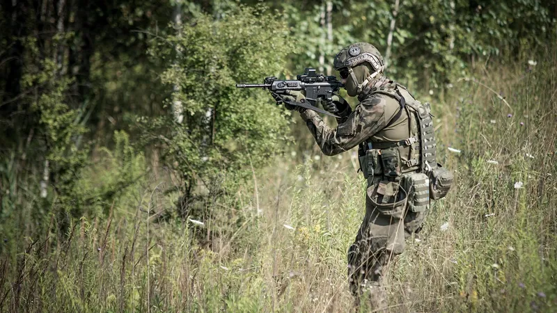 Северокорейцы пересекают хорошо укрепленную границу с Южной Кореей