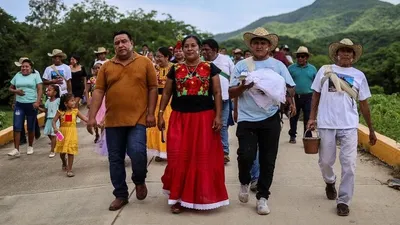 Мэр мексиканского города женился на крокодиле, фото - Новости Zakon.kz от 06.07.2025 05:41