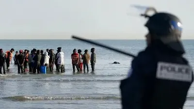 Французские полицейские начали протыкать резиновые лодки с мигрантами, фото - Новости Zakon.kz от 06.07.2025 08:24