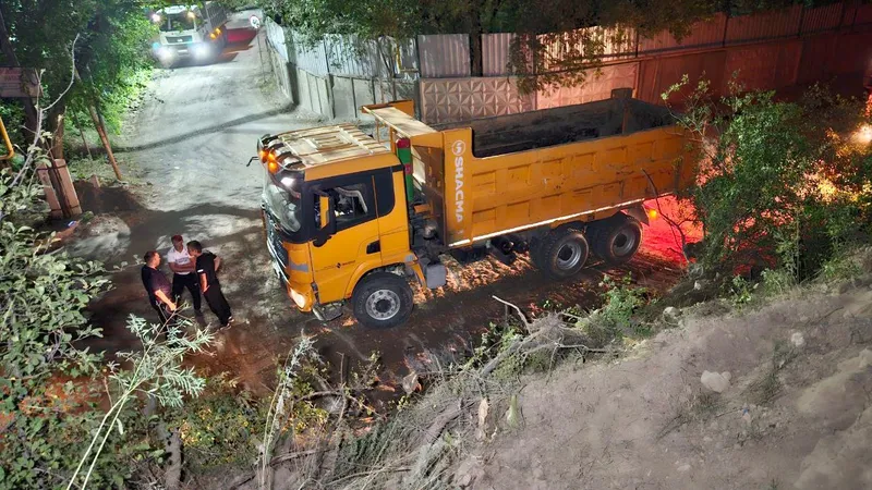 В Алматы грузовик с семьей в салоне сорвался с горы: жители бьют тревогу