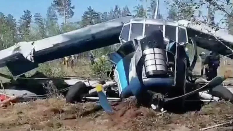 Самолет с парашютистами совершил жесткую посадку в России