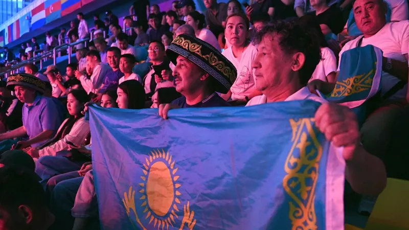 Токаев посетил финальные бои Кубка мира по боксу в Астане