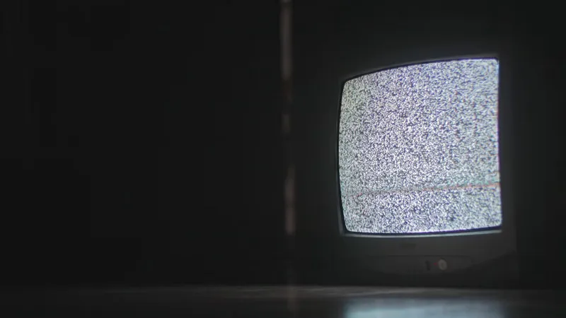 Врач рассказал, почему опасно засыпать под шум телевизора