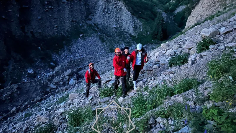 Трое подростков застряли на Шымбулаке в шаге от обрыва