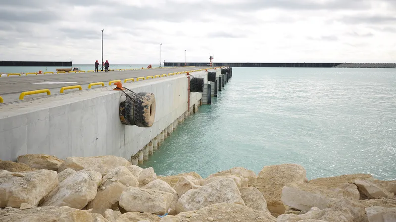 Навстречу смерти: в Актау подростка спасли из холодных вод Каспия