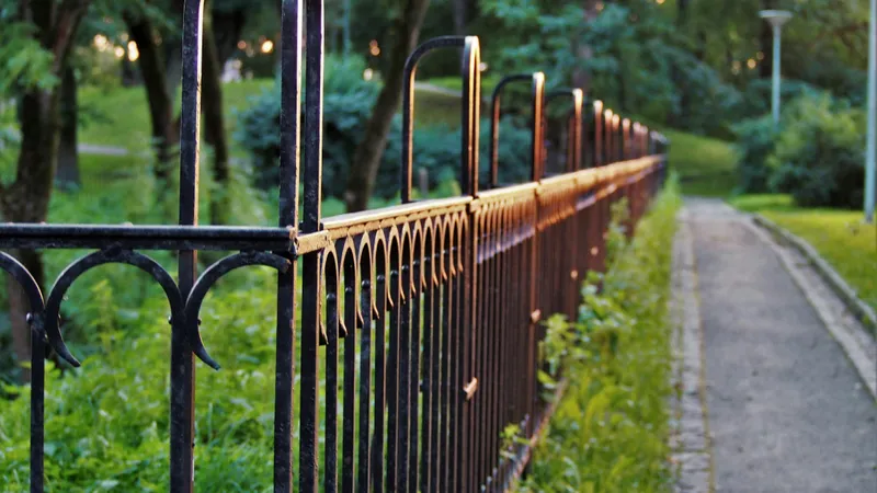 Заборы в Алматы: когда можно, а когда нет