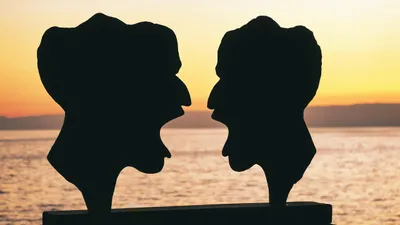 Головы, статуи, море, фото - Новости Zakon.kz от 11.07.2025 08:17