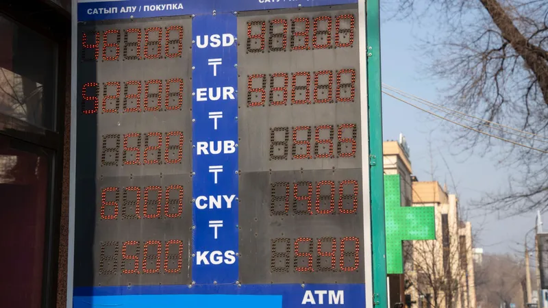 В Казахстане запретили размещать табло с курсами валют на улицах: принято постановление