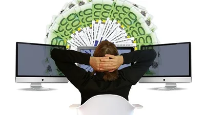 мужчина за компьютерами делает ставки, фото - Новости Zakon.kz от 14.07.2025 10:56