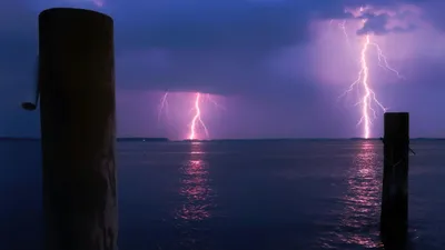 молния бьет в водоем, фото - Новости Zakon.kz от 14.07.2025 16:48