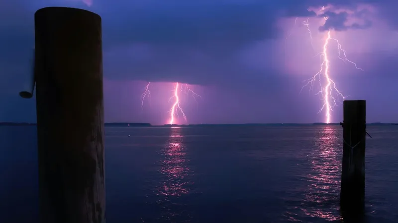 Молния поразила группу отдыхающих на российском пляже: погибли трое