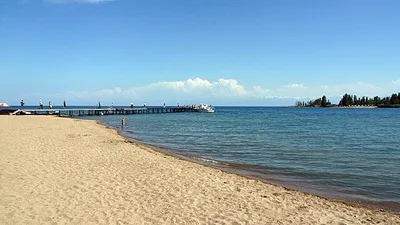 берег озера Иссык-Куль в Кыргызстане, фото - Новости Zakon.kz от 15.07.2025 14:35