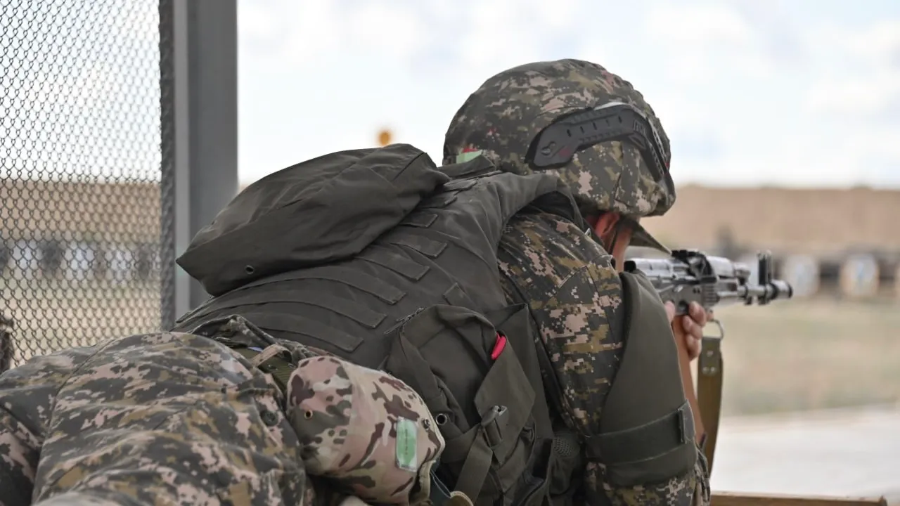 Қыздар камераға жеке шешіну Қыздар камераға жеке шешіну