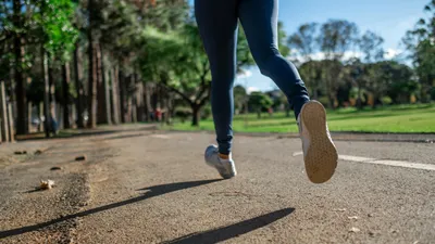 девушка делает пробежку в парке, фото - Новости Zakon.kz от 15.07.2025 16:09
