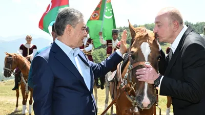 Ильхам Алиев подарил Гурбангулы Бердымухамедову скакуна по кличке "Достлуг", фото - Новости Zakon.kz от 18.07.2025 05:55