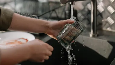 Стакан, руки, мытье посуды, фото - Новости Zakon.kz от 19.07.2025 07:58