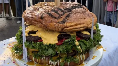 Шымкент, бургер, рекорд Казахстана, фото - Новости Zakon.kz от 21.07.2025 15:22