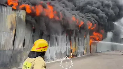 горящий в Алматы склад, фото - Новости Zakon.kz от 21.07.2025 10:38