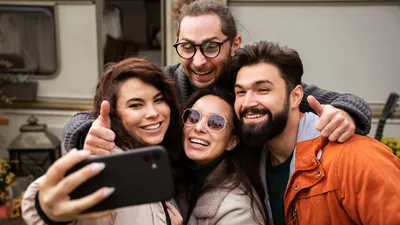 друзья делают фотографию на фронтальную камеру, фото - Новости Zakon.kz от 21.07.2025 17:35